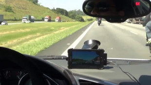 Audi R8 Races Ninja ZX10R and GSXR1000 on Brazilian Highway