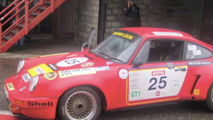 Classic 911 RSR Teaches us How to Pass in the Rain