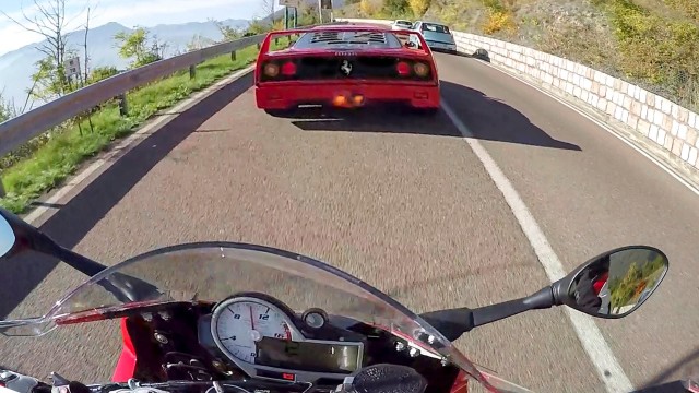 MaxWrist takes on Ferrari F40 on a BMW S1000RR