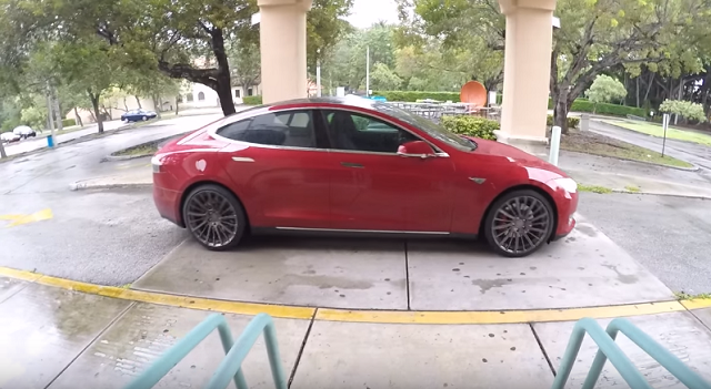 The Tesla Model S Comes to You If You Use Its Summon Feature