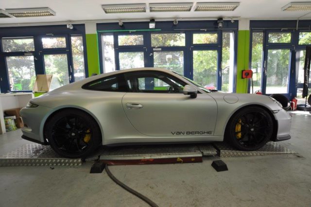 That’s a Wrap: 2017 Porsche 911 R Gets a New Matte Aluminum Skin