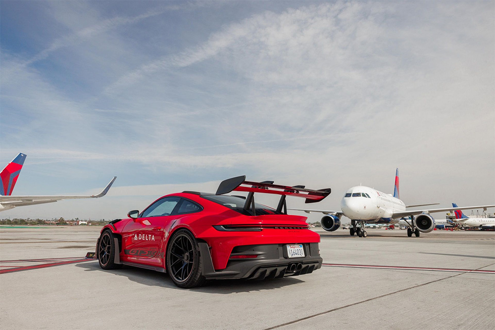 Porsche 911 GT3 RS with Delta Airlines Boeing 737